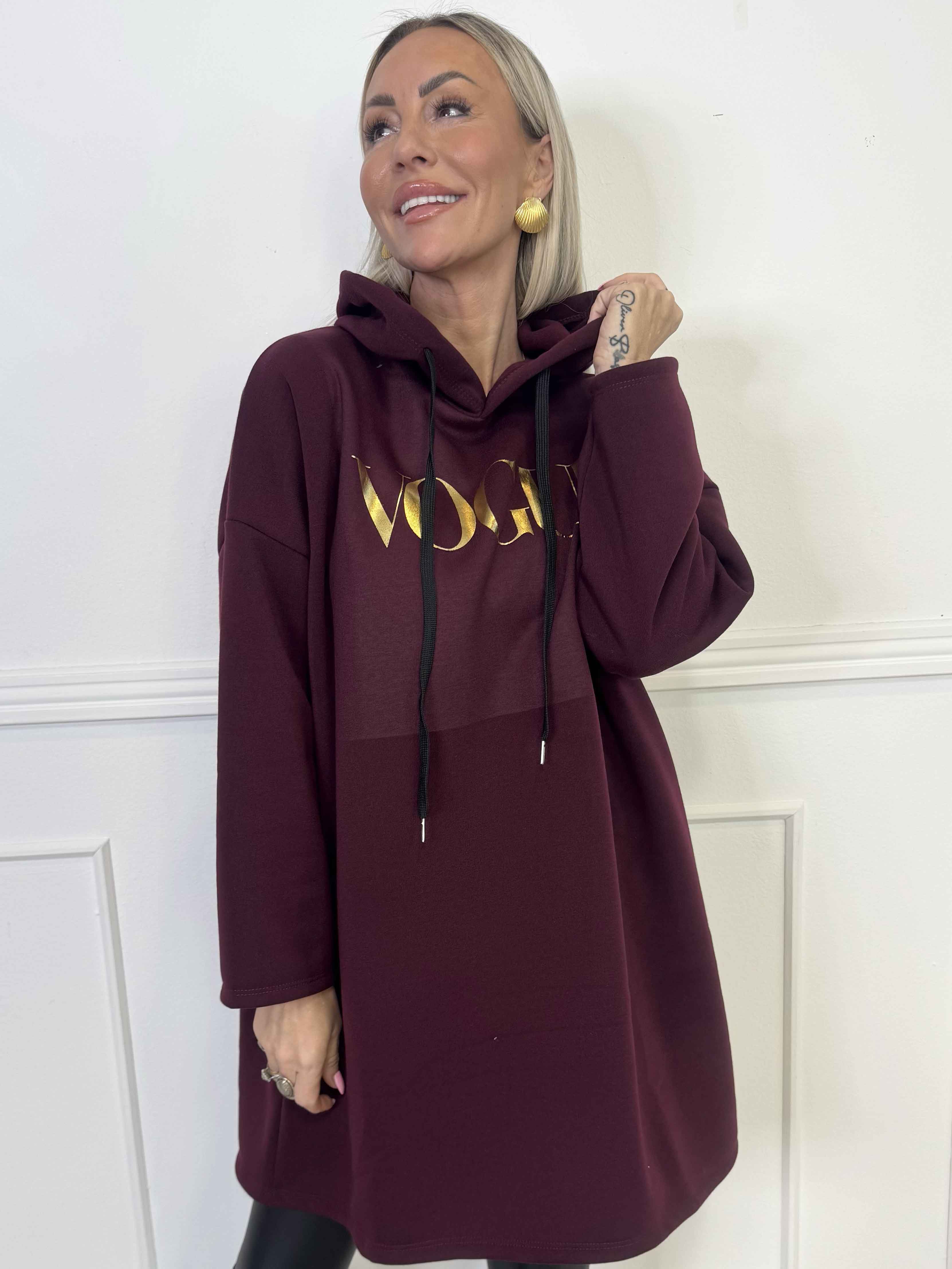 Perrine - Hoodiekjole med VOGUE tryk med lommer